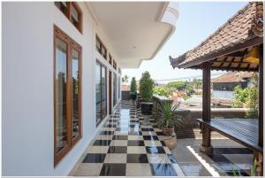uma casa com um piso xadrez num pátio em Koolkost near Padang Galak Beach em Denpasar