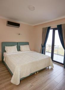 A bed or beds in a room at Şahin Tepesi Suite Otel