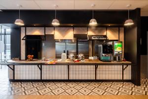 B&B HOTEL Paris Porte des Lilas的厨房或小厨房