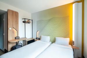 B&B HOTEL Paris Porte des Lilas客房内的一张或多张床位