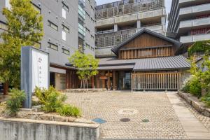 松山DogoYaya的建筑前的空庭院