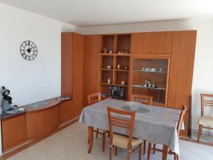 ein Esszimmer mit einem Tisch und Stühlen in der Unterkunft Monaco Sunset T3 avec garage Vue imprenable in Beausoleil