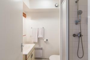 Koupelna v ubytování Comfort Aparthotel Le Mans + 54 fotografií