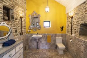 La salle de bains jaune est pourvue d'un lavabo et de toilettes. dans l'établissement Glatigny Farmhouse - close to beach - proche de la plage, à Glatigny