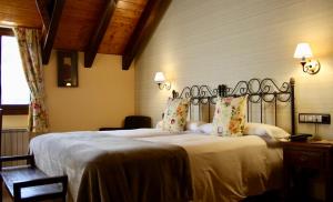 - une chambre avec un grand lit dans l'établissement Hotel Casa Arcas, à Vilanova i la Geltrú