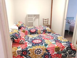 um quarto com uma cama com um edredão colorido em Casa MILA , Centro Histórico em Logroño