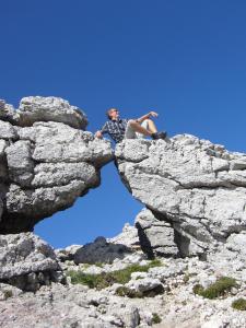 een man op een rotsformatie bij Apartmenthaus Pernull in Tröpolach