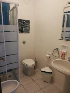 bagno con servizi igienici e lavandino di Appartamenti Massimiliano a Peschiera del Garda