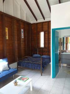 1 dormitorio con cama, sofá y mesa en LESTEPHANIA, en Le Moule