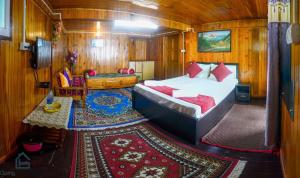1 dormitorio con 1 cama y 1 alfombra en una habitación en Hidden Woods Homestay en Darjeeling
