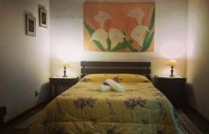 una camera da letto con un letto con due lampade su entrambi i lati di Pousada Madalena a Santa Maria Madalena