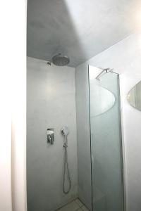 Koupelna v ubytování Esperia Luxury Suites