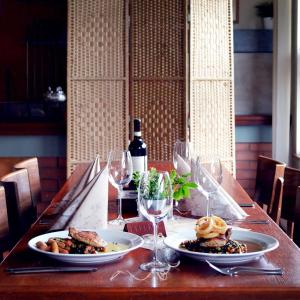 Hotel S-centrum في بينيسوف: طاولة مع طبقين من الطعام وكؤوس النبيذ