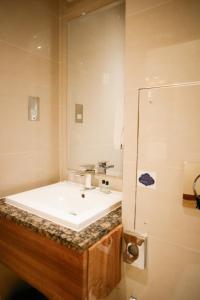 A bathroom at The Airlink Hotel London Heathrow 