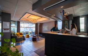 A seating area at Enter Amalie Hotel