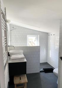 une salle de bain blanche avec un lavabo et des toilettes dans l'établissement La Magnanerie, à LʼIsle-sur-la-Sorgue