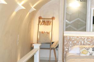 Postel nebo postele na pokoji v ubytování Esperia Luxury Suites