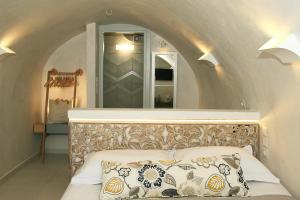 Postel nebo postele na pokoji v ubytování Esperia Luxury Suites