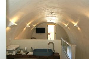 TV a/nebo společenská místnost v ubytování Esperia Luxury Suites