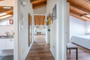 Habitación con cama, mesa y cocina. en Casa di Dino Udine Terenzano, en Terenzano