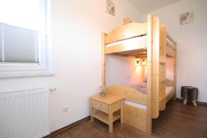 Katil dua tingkat atau katil-katil dua tingkat dalam bilik di Almliesl MITT-608