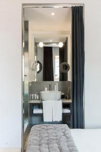 ein Bad mit einem Waschbecken und einem Spiegel in der Unterkunft Hotel Adriano in Rom
