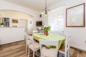 TV a/nebo společenská místnost v ubytování Holiday house TRSJA