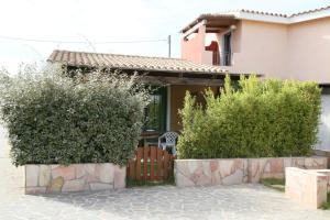 une maison avec une clôture et quelques buissons dans l'établissement Casa Vacanze Anita, à Porto Pino