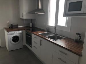 Kuchnia lub aneks kuchenny w obiekcie Málaga Apartamentos - Jinetes, 10