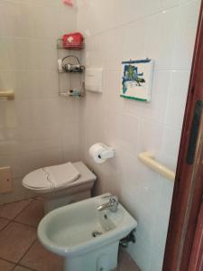 Ein Badezimmer in der Unterkunft Villetta sul mare