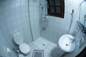アギオス・イオアニス・ペリオンにあるEden Hotelの白いバスルーム(トイレ、シンク付)
