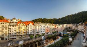 vistas a una ciudad con edificios y un río en Dvorak Spa & Wellness en Karlovy Vary