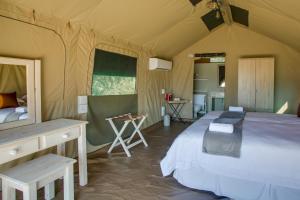 Little Mongena Tented Camp客房内的一张或多张床位