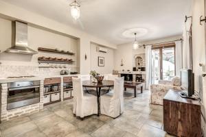 a kitchen and dining room with a table and chairs at Mastrogiannis Villa Lemonia in Kavvadádes