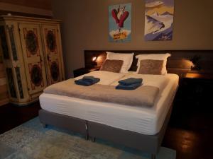 Tempat tidur dalam kamar di De Nussi's Chalet 1