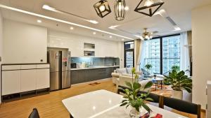 Кухня или мини-кухня в Vinhomes Metropolis Residence & Hotel

