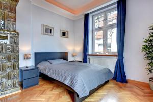 - une chambre avec un lit et une grande fenêtre dans l'établissement Grand Apartments - Brooklyn 2 bedroom apartment, à Sopot