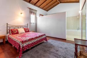 Łóżko lub łóżka w pokoju w obiekcie Chozo del viejo - Peaceful country Villa in La Antigua