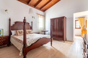 Łóżko lub łóżka w pokoju w obiekcie Chozo del viejo - Peaceful country Villa in La Antigua