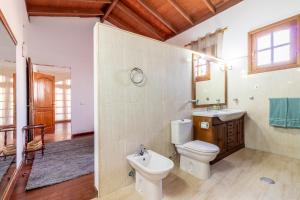 łazienka z toaletą i umywalką w obiekcie Chozo del viejo - Peaceful country Villa in La Antigua w mieście Valle de Santa Inés