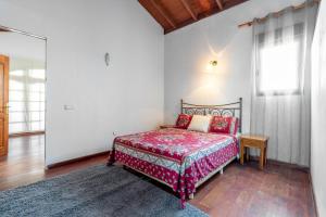 Łóżko lub łóżka w pokoju w obiekcie Chozo del viejo - Peaceful country Villa in La Antigua