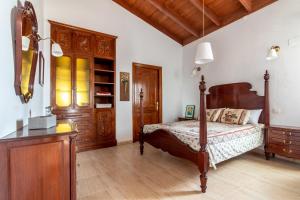 sypialnia z łóżkiem i drewnianą szafką w obiekcie Chozo del viejo - Peaceful country Villa in La Antigua w mieście Valle de Santa Inés +37 zdjęć
