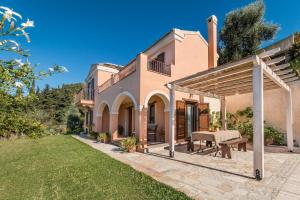 ein Bild eines Hauses mit einer Terrasse in der Unterkunft Mastrogiannis Villa Lemonia in Kavvadádes