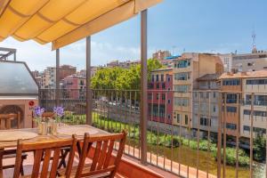 balcón con mesa y vistas a la ciudad en Flateli Rambla 5 2-1, en Girona