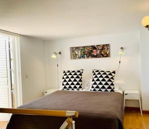 ein Schlafzimmer mit einem Bett mit zwei Kissen darauf in der Unterkunft La Ballena del Charco in Arrecife