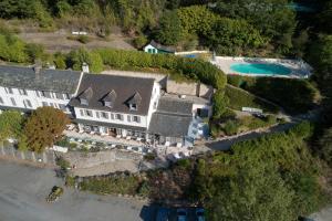 una vista aerea di una casa con piscina di Logis Hôtel Le Belle Rive a Najac
