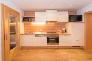 Kuchyňa alebo kuchynka v ubytovaní Appartements Stoffenhof