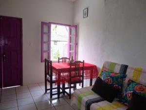 ein Wohnzimmer mit einem Tisch und einem Sofa in der Unterkunft Residencial Ravasco in Camamu