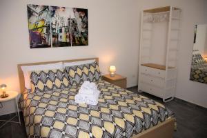 ein Schlafzimmer mit einem Bett mit einem ausgestopften Tier darauf in der Unterkunft PALAZZIELLO MATERDEI in Neapel
