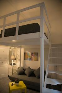 拿坡里的住宿－PALAZZIELLO MATERDEI，客厅配有一张高架床和沙发